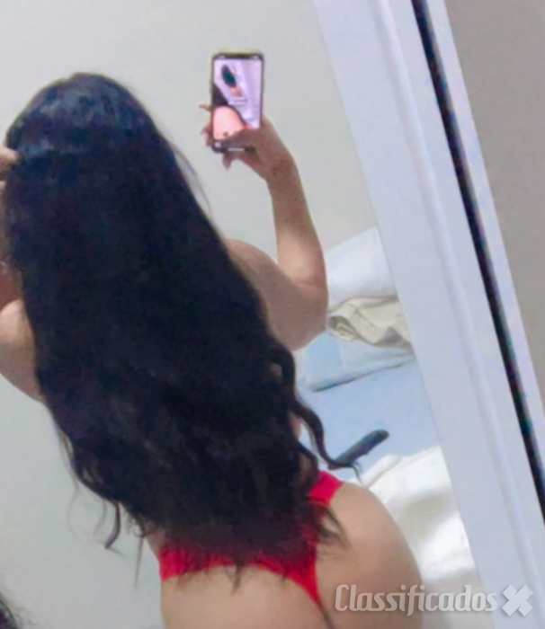 Morena em porta...